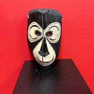 Sehr coole asiatische Holztiermaske — 18 cm lang und so viel Charakter — sehr preiswert — der Affe ist schwer — altersgeknackt