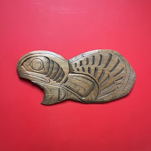 Lovely indigenous first nation pacific north West Coast Albert Bruce 23 x 12” salmon plaque in cedar — great detail — ready to hang