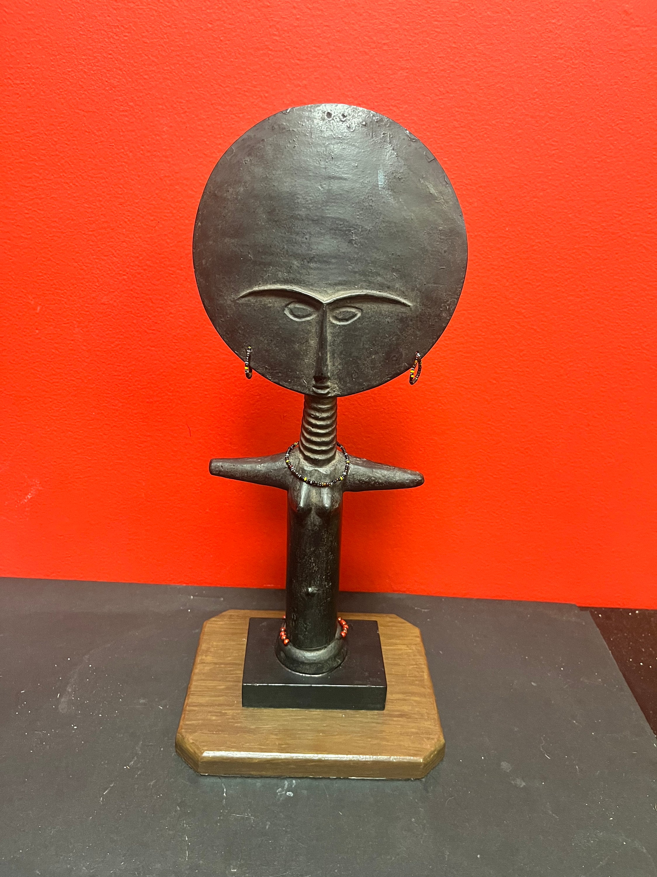 Prachtig 15 inch gesigneerd aardewerk Afrikaans Ashanti-vruchtbaarheidsbeeldje uit 1968 uit Ghana — Alva Studios, New York — zo cool