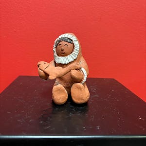Lovely 1950s 4 inch tall signed indigenous Inuit pottery statue of an Eskimo figure