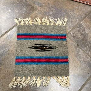 Piękna, ręcznie tkana wełna plemienia Navajo — szerokość około 14 x 10 cali — doskonały design i doskonały stan