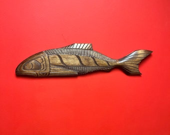 Une superbe plaque de saumon de 24 pouces de hauteur et bien détaillée par le maître sculpteur Terry Bob — Premières nations autochtones de la côte nord-ouest du Pacifique