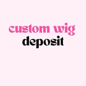 Puede incluir: Un fondo rosa claro con las palabras "custom wig" en rosa y "deposit" en negro. El texto está centrado y en una fuente sans-serif en negrita.