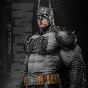 Puede incluir: Estatua detallada de Batman con un traje gris y negro con armadura de hombro con púas y un cinturón de herramientas. La palabra "BATMAN" es visible en el fondo. El texto "AVAILABLE ON PATREON" también es visible.
