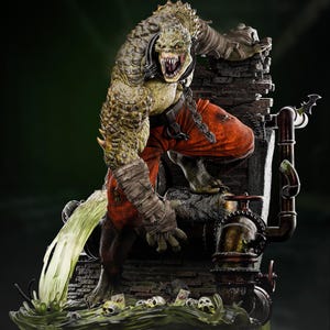 Könnte beinhalten: Detaillierte Statue von Killer Croc, einem DC Comics-Bösewicht. Die Figur hat ein reptilienartiges Aussehen mit grünen und braunen Schuppen, einer roten Hose und einem Metallkragen. Die Basis umfasst Schädel und eine giftig grüne Flüssigkeit.