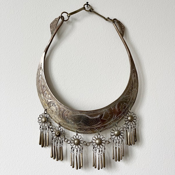 Un superbe collier vintage Hmong Miao Torque en métal argenté