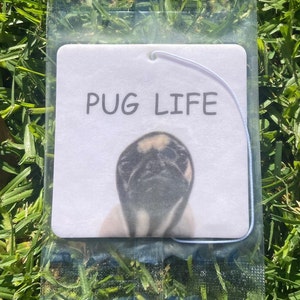 Pu&ograve; includere: Profumatore per auto bianco con un'immagine di un carlino in bianco e nero e la scritta "PUG LIFE" stampata su di esso.