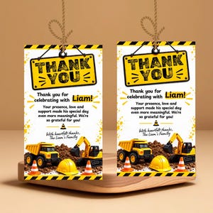 Puede incluir: Dos etiquetas de agradecimiento rectangulares con temática de construcción, rayas amarillas y negras, un letrero amarillo que dice THANK YOU, camiones volquete, excavadoras, conos de tráfico naranjas y cascos amarillos sobre tierra.