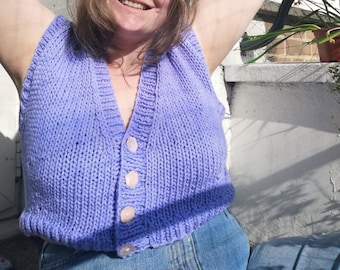 Modello per lavorare a maglia Vanessa the Vestigan: gilet corto con abbottonatura, XS–3 filato grosso