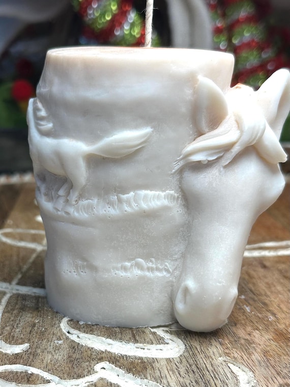 Horse head & running horses, this equestrian-themed candle boasts a soft cream color, enhanced by gold swirls with blackberry/vanilla aroma.