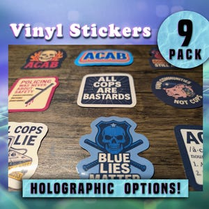 以下が含まれることがあります： 「ACAB」、「All Cops Are Bastards」、「Blue Lies Matter」、「Policing Was Never About Safety」など、さまざまなデザインとスローガンが書かれたビニールステッカー9枚。ステッカーは木製の表面に貼られており、ホログラフィック仕上げになっています。