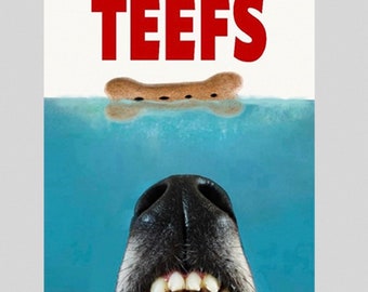 Puede incluir: La boca abierta de un perro mostrando los dientes, mirando hacia arriba a una golosina para perros marrón flotando en agua azul. El texto "TEEFS" está escrito en letras rojas sobre la golosina.