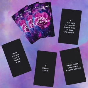 Puede incluir: Un juego de cartas de or&aacute;culo en blanco y negro con texto en cada carta. Las cartas incluyen frases como "Nuestra historia no ha terminado", "Necesito tiempo", "Siento que lo arruin&eacute; todo" y "Puedo verme a m&iacute; mismo contigo en el futuro".
