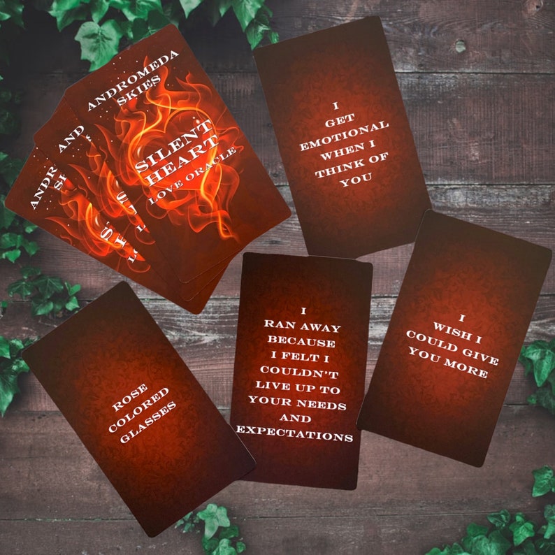 Puede incluir: Cinco cartas de or&aacute;culo con fondos rojos y naranjas y texto blanco. Las cartas presentan frases como "Coraz&oacute;n silencioso", "Me pongo emocional cuando pienso en ti", "Hu&iacute; porque sent&iacute; que no pod&iacute;a satisfacer tus necesidades y expectativas", "Gafas de color rosa" y "Ojal&aacute; pudiera darte m&aacute;s".