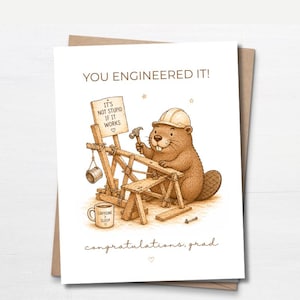 Puede incluir: Tarjeta de felicitación con un castor de dibujos animados con casco, trabajando la madera. El texto dice "YOU ENGINEERED IT!" y "congratulations, grad." Un letrero dice "IT'S NOT STUPID IF IT WORKS." Una taza dice "CAFFEINE SLEEP."