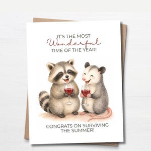 Tarjeta divertida para padres sobre la vuelta al cole, Tarjeta de los niños de vuelta al cole, Felicidades por sobrevivir al verano, Tarjeta de celebración de la casa vacía, Mapache zarigüeya