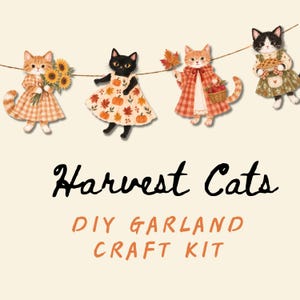 Könnte beinhalten: Ein DIY-Girlanden-Bastelset mit vier illustrierten Katzen, die an einer Schnur hängen. Die Katzen tragen herbstliche Kleidung und halten Sonnenblumen, Kürbisse, Blätter und einen Kuchen. Der Text lautet Harvest Cats DIY GARLAND CRAFT KIT.
