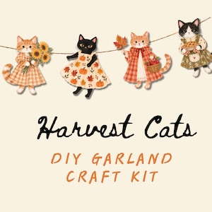 Op de afbeelding: Een DIY-slingerknutselset met vier geïllustreerde katten die aan een touwtje hangen. De katten dragen herfstkleding en houden zonnebloemen, pompoenen, bladeren en een taart vast. De tekst luidt Harvest Cats DIY GARLAND CRAFT KIT.