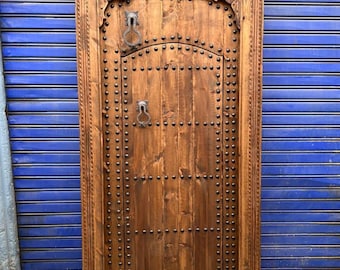 Porta marocchina in legno realizzata a mano | Porta d'ingresso tradizionale araba | Porta rustica in legno massello con borchie in ferro | Architettura marocchina su misura