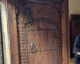 Ręcznie robione marokańskie drzwi z litego drewna - duże rzeźbione drzwi wejściowe - rustykalne drzwi drewniane na zamówienie w stylu antycznym - tradycyjny wystrój architektoniczny