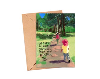 Op de afbeelding: Wenskaart met een illustratie van twee kinderen die op een bospad lopen. De kaart toont de quote: "De duidelijkste weg naar het universum is door een wildernis." van John Muir. Inclusief een bruine envelop.