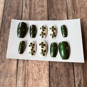 The Glittering Shamrocks Thermal Press on nails