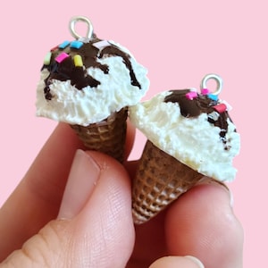 Flauschiges Streusel Eis in der Tüte