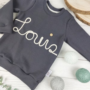 Pullover mit Namen Süße und stilvolle Baby und Kinder Oberteil aus Waffelstrick, die jedes Outfit aufwerten Pulli mit Kordel Ginalie Bild 6