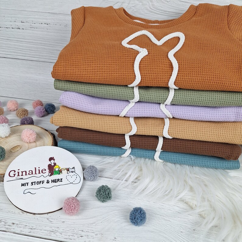 Osterhasen Pullover aus Waffeljersey für Babys & Kinder mit niedlichen Kordel-Details Pulli mit Kordel Frühlingsmode Ostergeschenke Bild 8