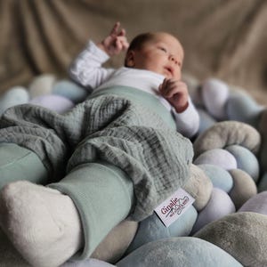 Pantaloni in mussola per neonati e bambini • Pantaloni che crescono con me con polsini • Pantaloni estivi per neonati • Abbigliamento comodo per neonati • Abbigliamento traspirante immagine 3