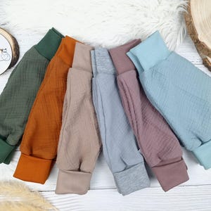 Pu&ograve; includere: Sette paia di pantaloni in tessuto morbido a nido d'ape in vari colori, tra cui verde, arancione, beige, azzurro e rosa. I pantaloni hanno un orlo con risvolto e sono piegati a met&agrave;.