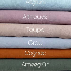 Pu&ograve; includere: Un mucchio di sei campioni di tessuto in diversi colori, tra cui azzurro, rosa, beige, grigio, arancione e verde. I campioni sono etichettati con le parole tedesche per i loro colori: Altgr&uuml;n, Altmauve, Taupe, Grau, Cognac e Armeegr&uuml;n.