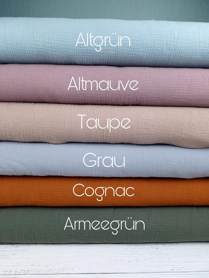 Pu&ograve; includere: Un mucchio di sei campioni di tessuto in diversi colori, tra cui azzurro, rosa, beige, grigio, arancione e verde. I campioni sono etichettati con le parole tedesche per i loro colori: Altgr&uuml;n, Altmauve, Taupe, Grau, Cognac e Armeegr&uuml;n.