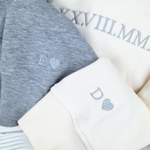 Maglione personalizzato • Data romana • Felpa con scritta "Love" • Regali di anniversario • Felpa con cappuccio per San Valentino • Look di coppia