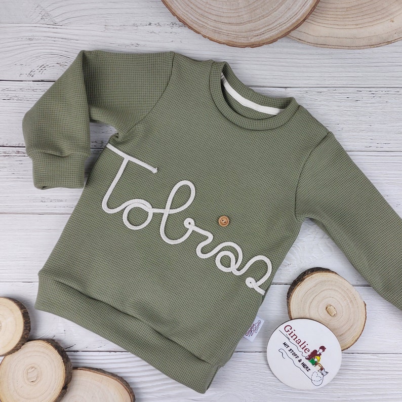 Pullover mit Namen Süße und stilvolle Baby und Kinder Oberteil aus Waffelstrick, die jedes Outfit aufwerten Pulli mit Kordel Ginalie Bild 3