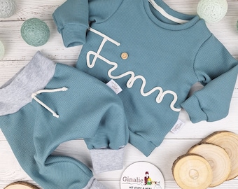 Des pulls prénoms et bloomers faits main pour bébés et enfants en jersey gaufré qui rehausseront n'importe quelle tenue ! Pull avec cordon - Ginalie