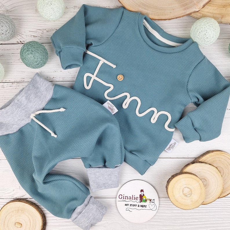 Pullover mit Namen Süße und stilvolle Baby und Kinder Oberteil aus Waffelstrick, die jedes Outfit aufwerten Pulli mit Kordel Ginalie Bild 2