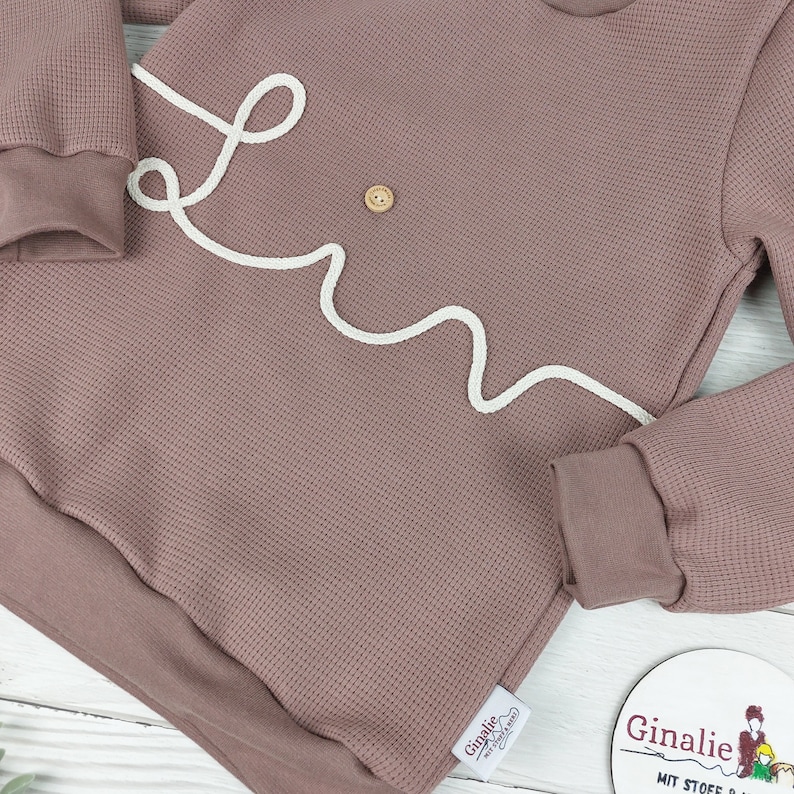 Pullover mit Namen Süße und stilvolle Baby und Kinder Oberteil aus Waffelstrick, die jedes Outfit aufwerten Pulli mit Kordel Ginalie Bild 7