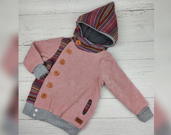 Entdecke die besondere Retro Jacke für Baby und Kinder mit gemütlichem Tragekomfort und einzigartiges Design & Holzknöpfe. - Ginalie