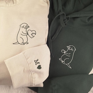 Otter Puzzle Stickerei Partnerlook Hoodie oder T-Shirt • personalisiert mit Initialen • Couple Outfit Geschenke zum Valentinstag & Jahrestag