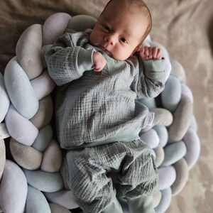 Pantaloni in mussola per neonati e bambini • Pantaloni che crescono con me con polsini • Pantaloni estivi per neonati • Abbigliamento comodo per neonati • Abbigliamento traspirante immagine 4