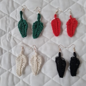 Puede incluir: Cuatro pares de pendientes de hoja de ganchillo. Los pendientes son de cuatro colores: verde, rojo, blanco y negro.