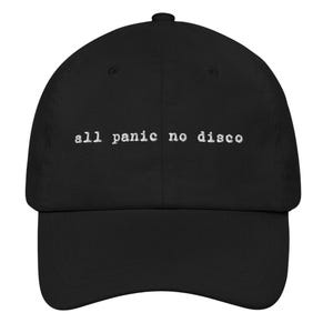 Peut inclure: Casquette de baseball noire avec un texte brodé blanc qui dit "all panic no disco".