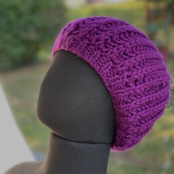 Gorro de cachemira grueso de color morado oscuro, tejido a mano con mucho cariño. Mediano grande. Lana merino y microfibra para mayor durabilidad. Estilo bohemio y moderno. Muy suave.