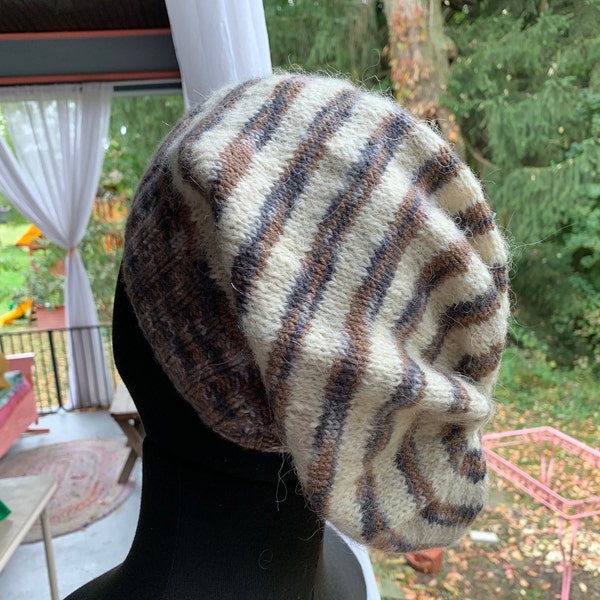 Gorro de lana nórdica de las Islas Feroe con ala de merino para mayor suavidad. Masculino o Femenino. Genero neutral. Tonos marrones tierra. Mediano grande/holgado