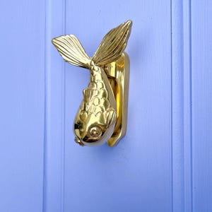 Kleiner Fisch Türklopfer | 5 Farbausführungen | Messing recycelt | Haustürbeschläge | Perfekt für Fischliebhaber, Zwillinge oder die am Meer leben