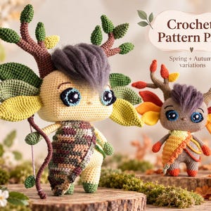 Puede incluir: Dos muñecos de ganchillo con ojos grandes, pelo oscuro y astas en forma de rama. El muñeco de la izquierda tiene hojas verdes y una capa de camuflaje. El de la derecha tiene hojas naranjas y amarillas. Texto: Crochet Pattern PDF Spring + Autumn variations.