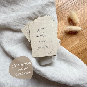 Minikarten aus Graspapier mit dem Spruch "you make me smile" als Geschenkanhänger für kurze Grußbotschaften | 10er Set