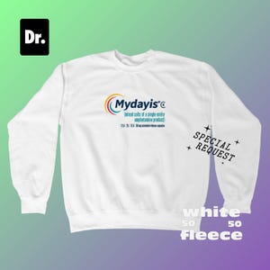 Puede incluir: Sudadera de forro polar blanca con el texto "Mydayis" en azul y rojo, con la inscripción "Special Request" en la manga. La sudadera también tiene el texto "white 50 fleece 50".