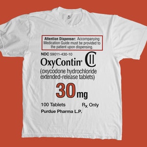Peut inclure: T-shirt blanc avec un graphique noir et rouge d'une étiquette d'ordonnance OxyContin. L'étiquette comprend le texte "OxyContin", "(oxycodone hydrochloride extended-release tablets)", "30mg", "100 Tablets", "Purdue Pharma L.P.", et "Rx Only".